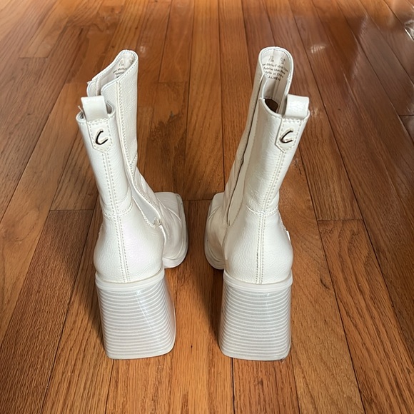 Cream patent leather boots - Picture 3 of 5